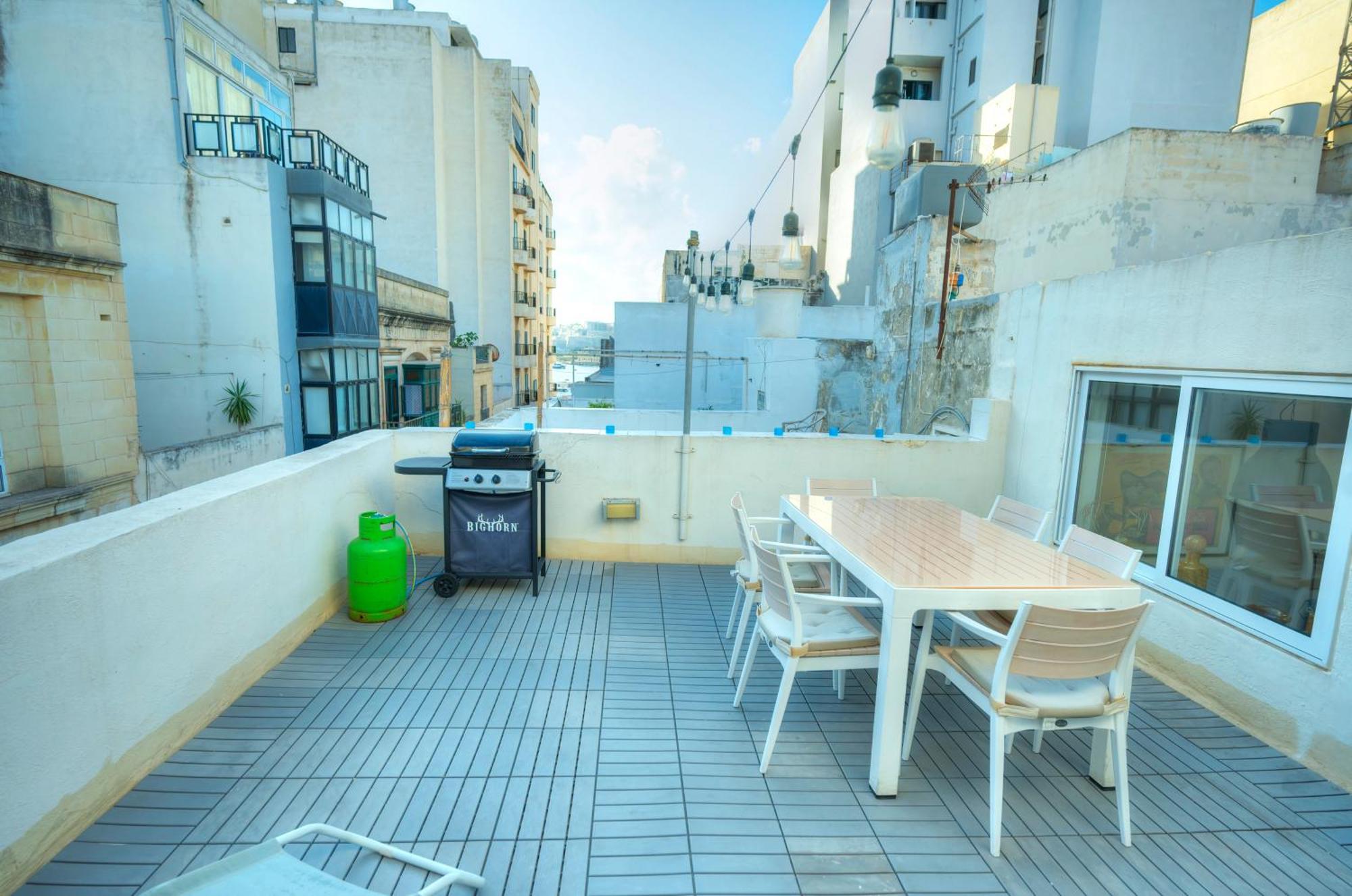 Seaview Sliema 30 Seconds To High Street & Ferry, 2X Double En-Suite Bedrooms, Modern Whole Traditional Townhouse, Kitchen, Living Area, & Roof Terrace Esterno foto