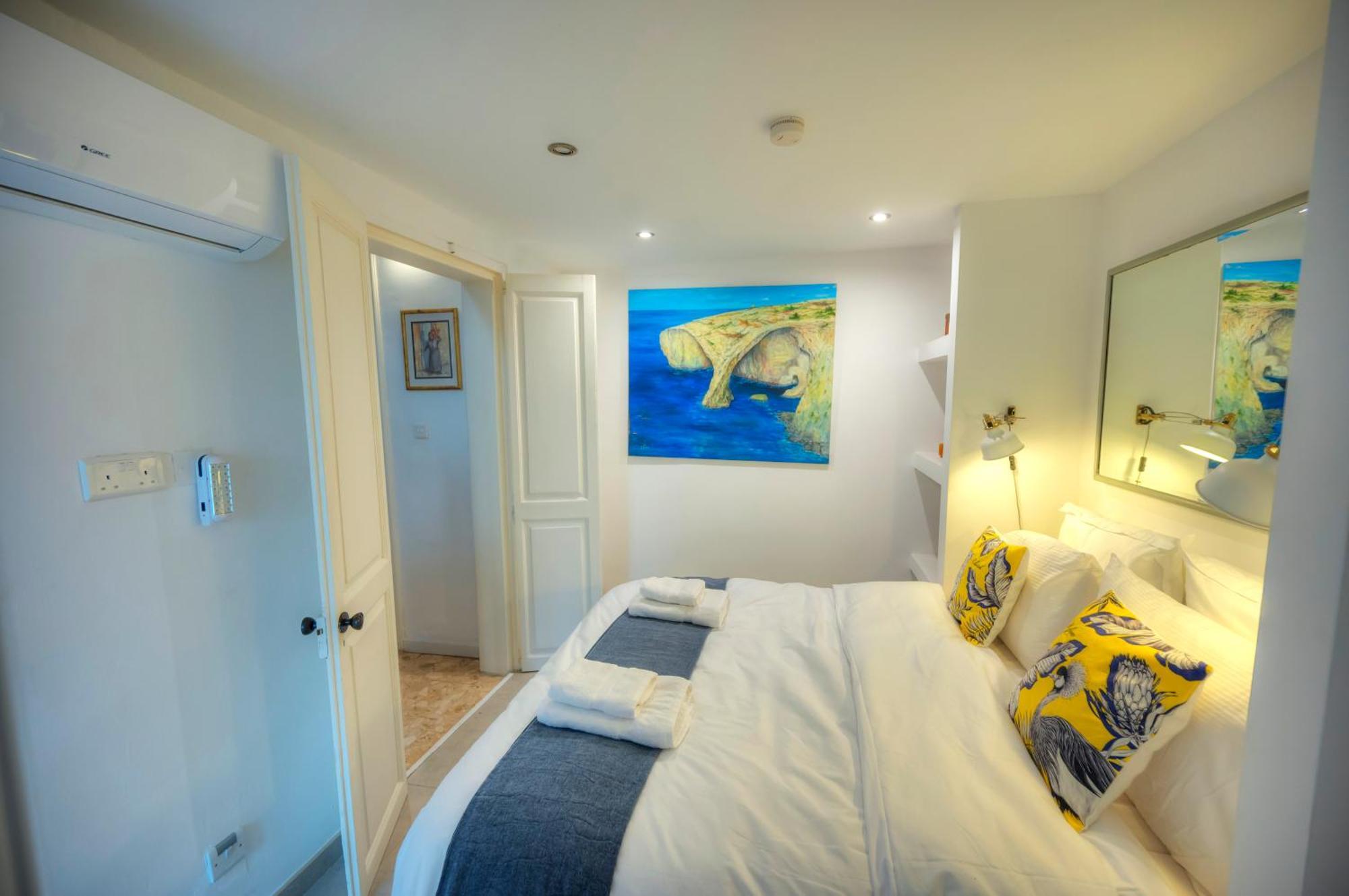 Seaview Sliema 30 Seconds To High Street & Ferry, 2X Double En-Suite Bedrooms, Modern Whole Traditional Townhouse, Kitchen, Living Area, & Roof Terrace Esterno foto
